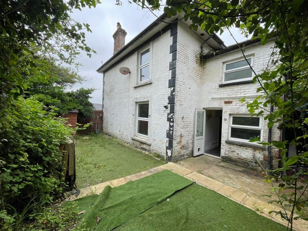 Lot: 11 - THREE-BEDROOM HOUSE FOR IMPROVEMENT - Side elevation of 50 High Street Shanklin